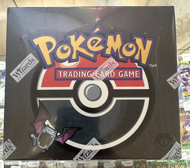 En booster box innehåller hundratals Pokémon-kort och tiotals Pokémon Trading Card Game-koder säljs för 209 999 kronor. Foto: Tradera En booster box innehåller hundratals Pokémon-kort och tiotals Pokémon Trading Card Game-koder säljs för 209 999 kronor. Foto: Tradera